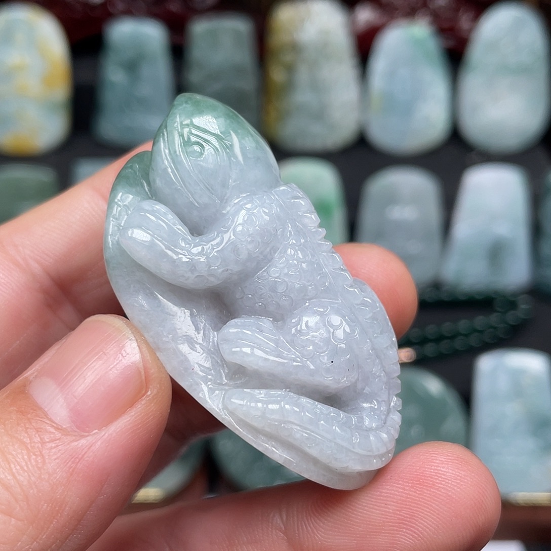 翡翠未镶嵌颈饰蜥蜴手把件