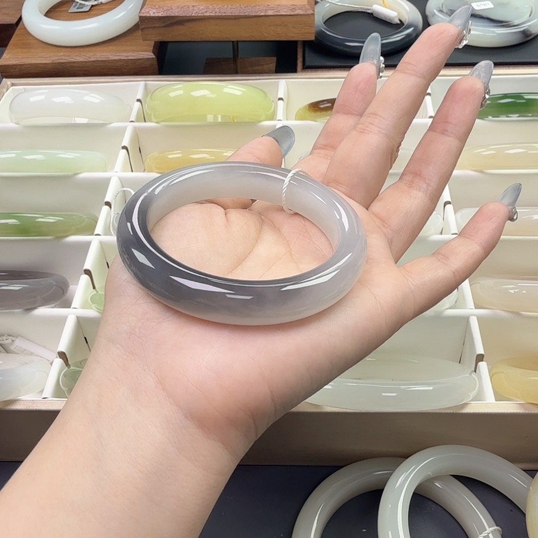 和田玉未镶嵌手镯半山水，水墨飘花，无包容，冰透起猫