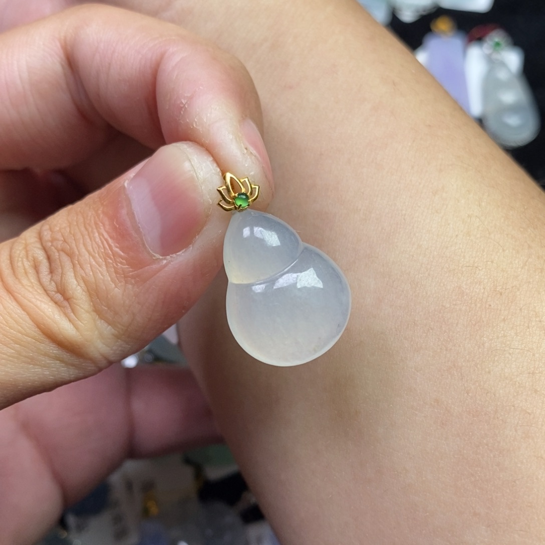 翡翠18K金镶嵌颈饰葫芦