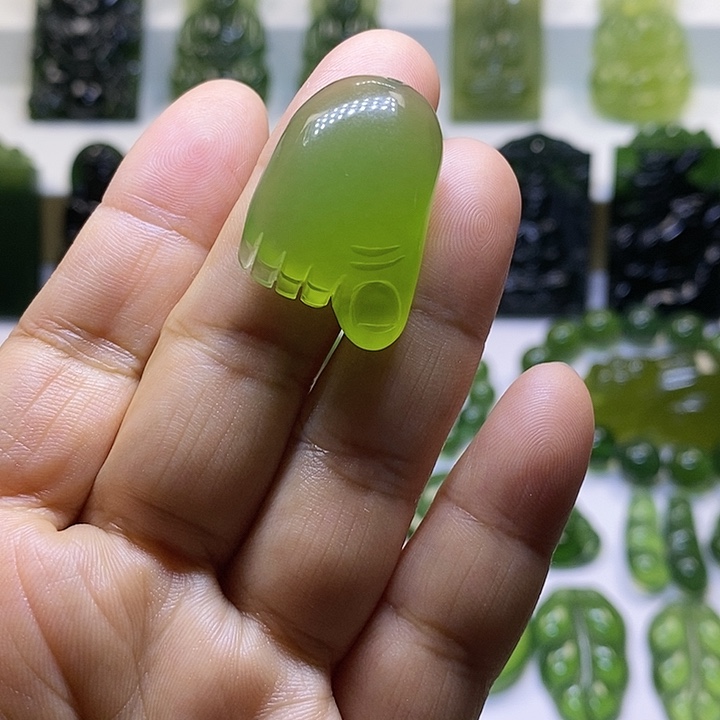 蛇纹石玉颈饰未镶嵌