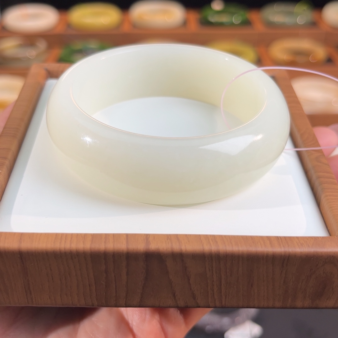 和田玉未镶嵌手镯  宽轮胎白玉55