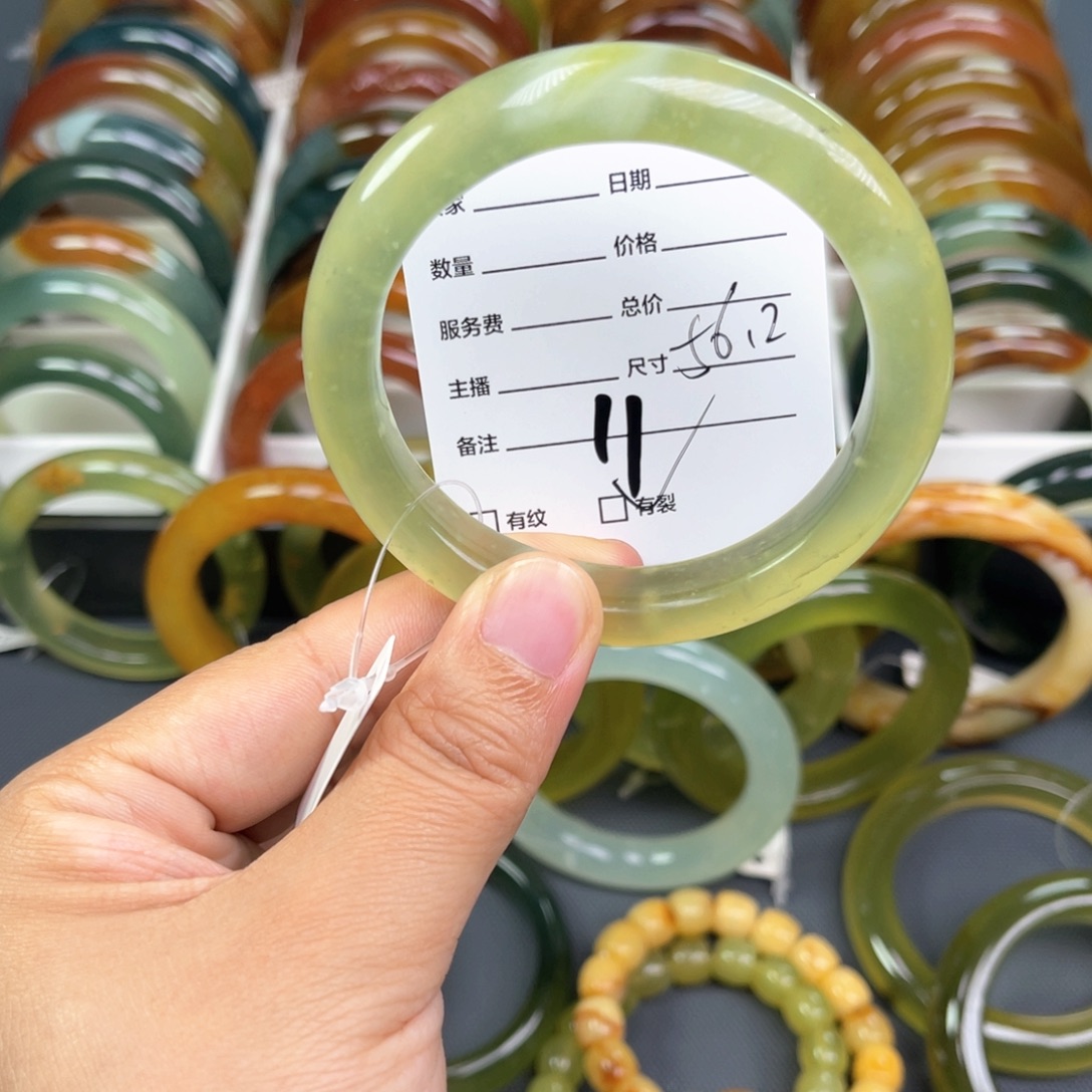 蛇纹石玉未镶嵌手镯