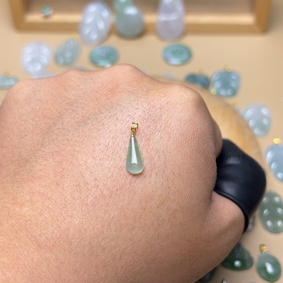 翡翠18K金镶嵌颈饰水滴