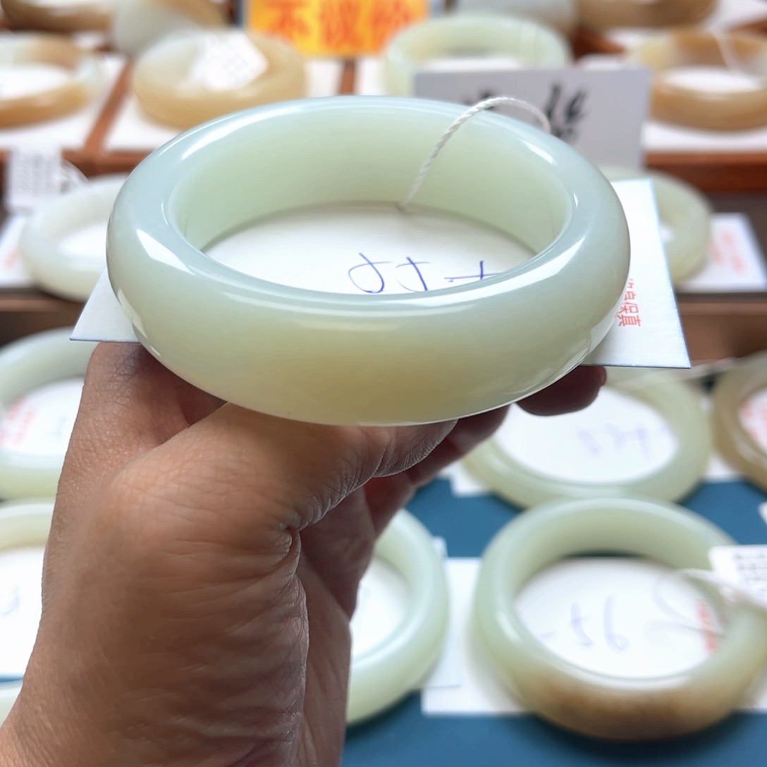 未镶嵌手镯和田玉小***?