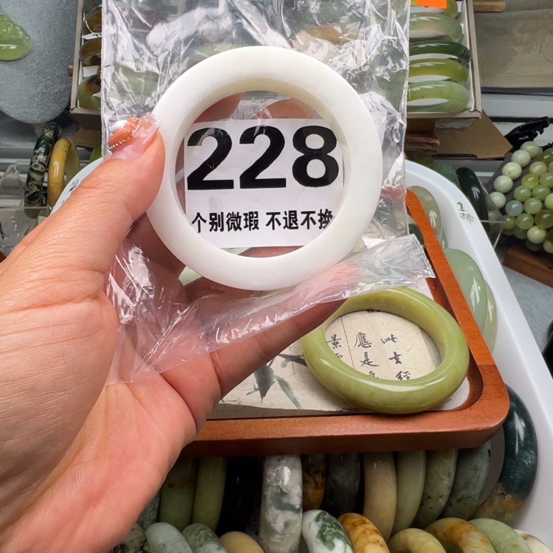 咸***宝蛇纹石玉未镶嵌手镯228