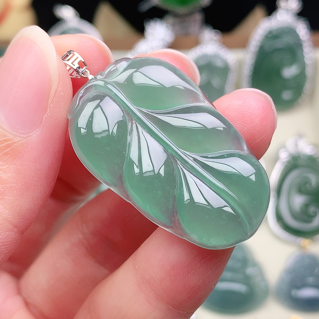 翡翠18K金镶嵌颈饰吊坠