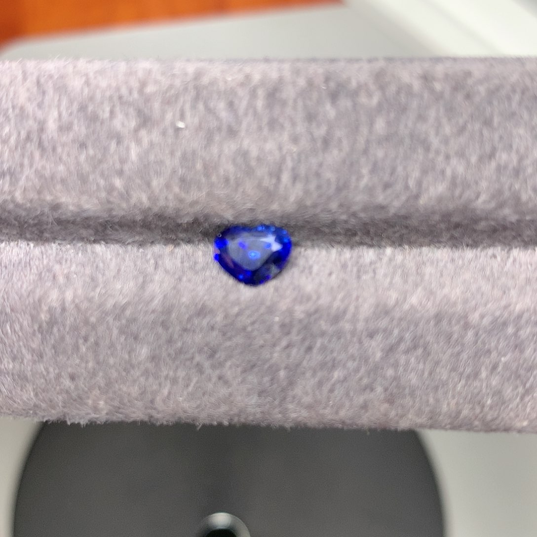 蓝宝石裸石未镶嵌皇家蓝蓝宝石1.04克拉未镶嵌