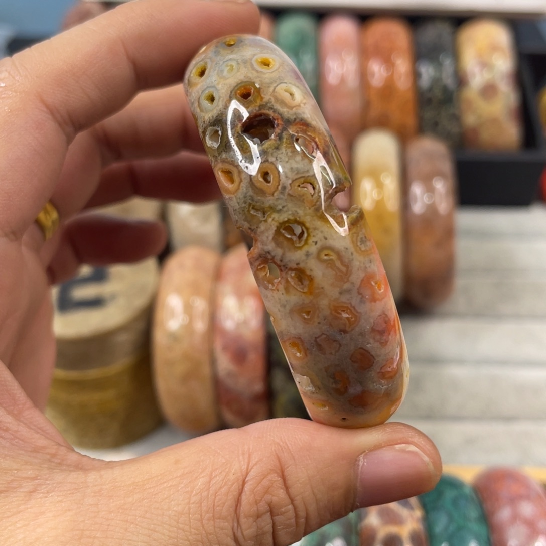 未镶嵌手镯硅化玉