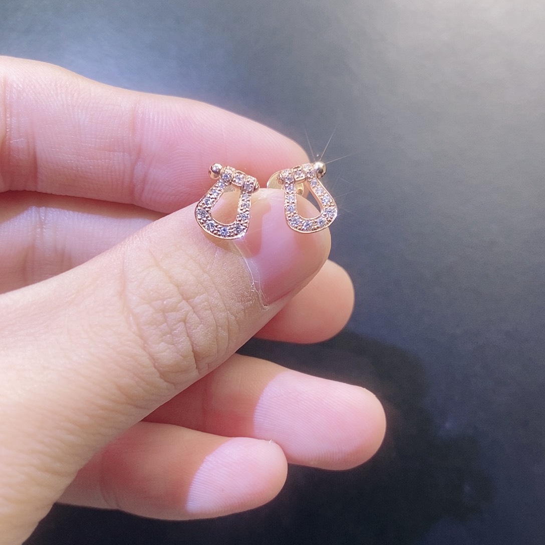 钻石耳饰18K金镶嵌小马蹄耳针K玫