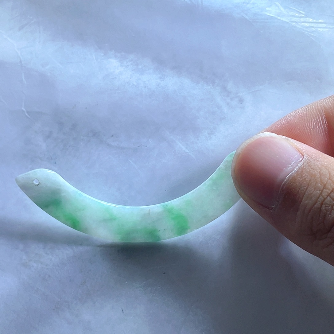 翡翠飘花翠绿玉衡挂件吊坠