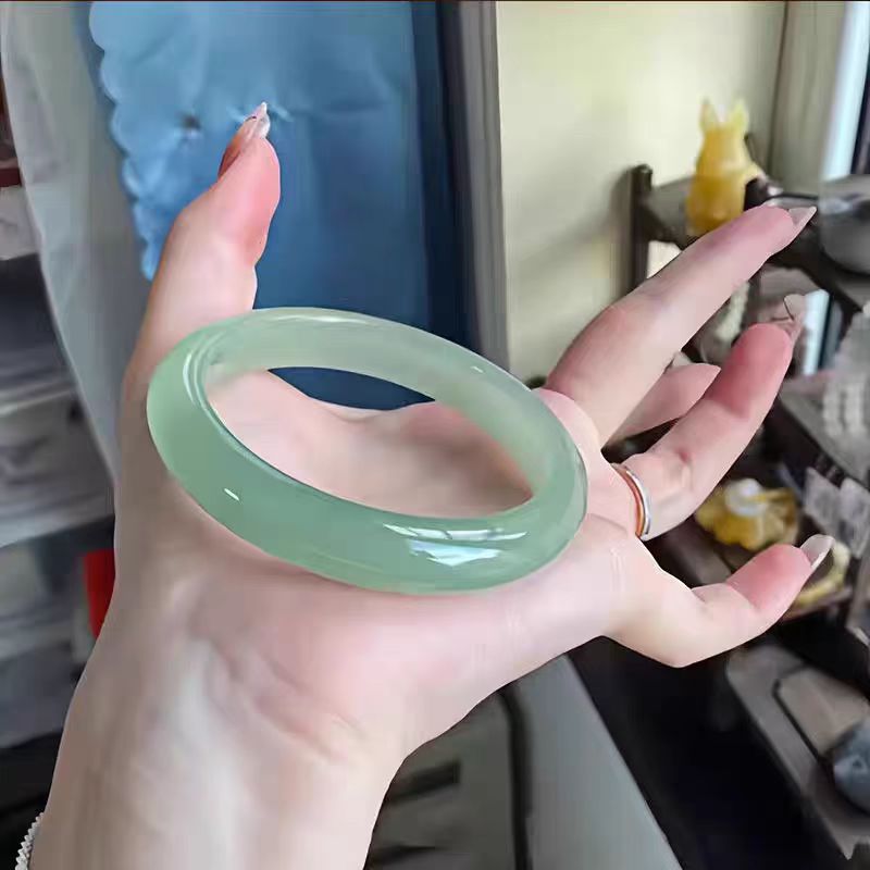 「湖水绿」巴西天然东陵玉手镯冰透油润（多样性发其一）