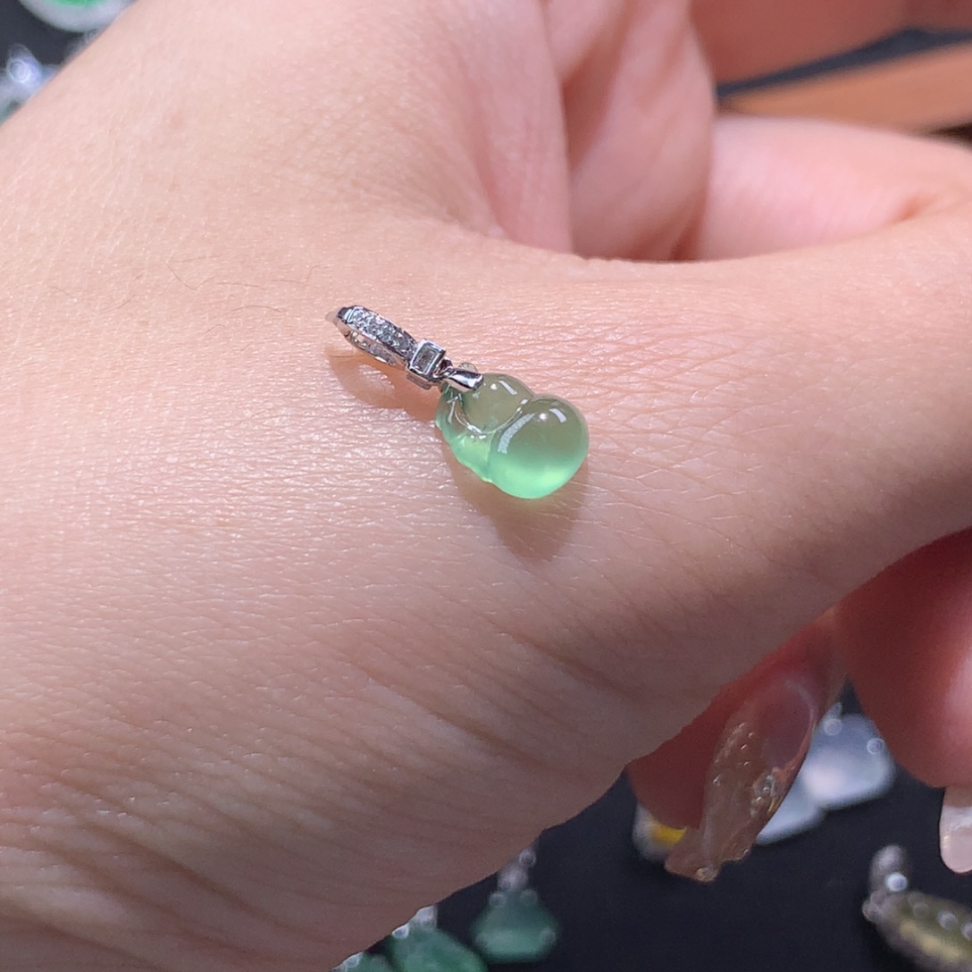 翡翠18K金镶嵌颈饰高冰湖水绿荧光葫芦滴流