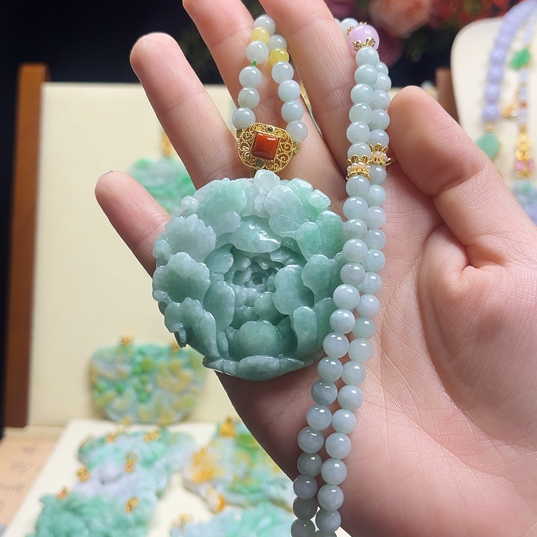 翡翠颈饰未镶嵌牡丹