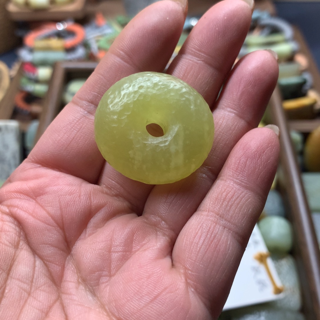 阳***女蛇纹石玉未镶嵌颈饰