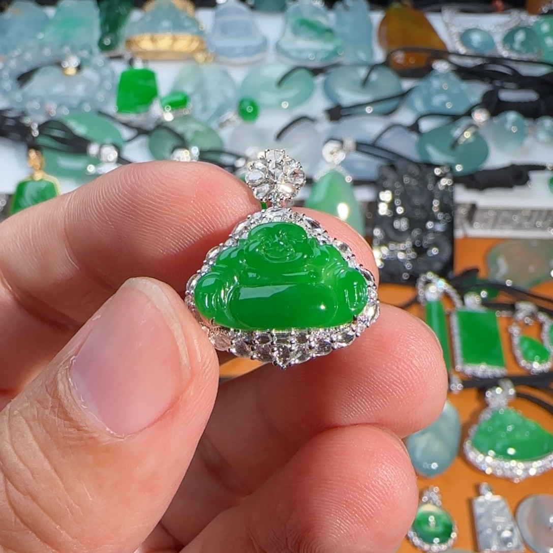 翡翠18K金镶嵌颈饰满绿小佛