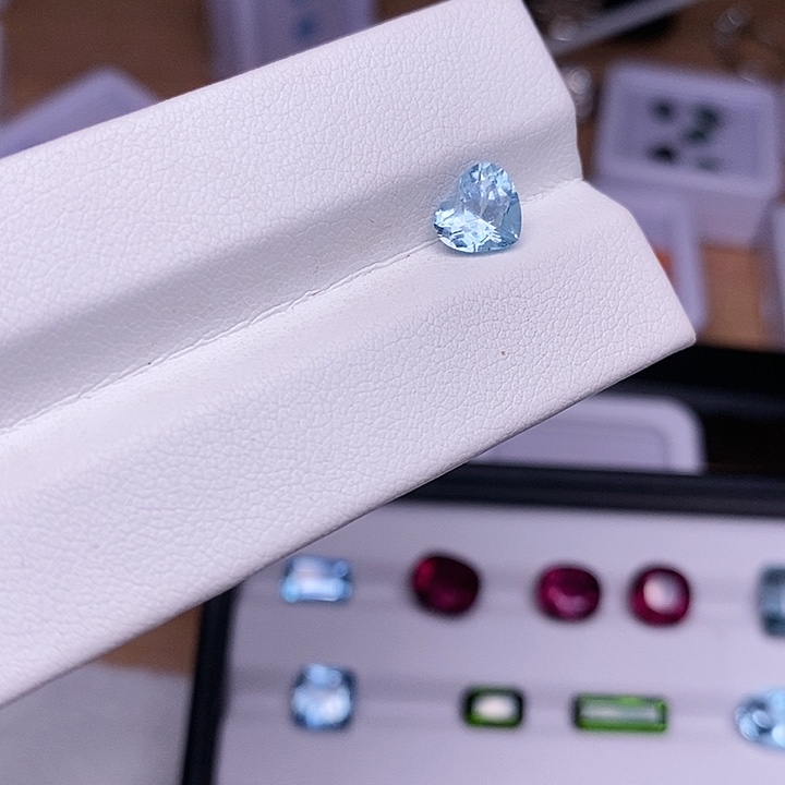 海蓝宝石裸石未镶嵌