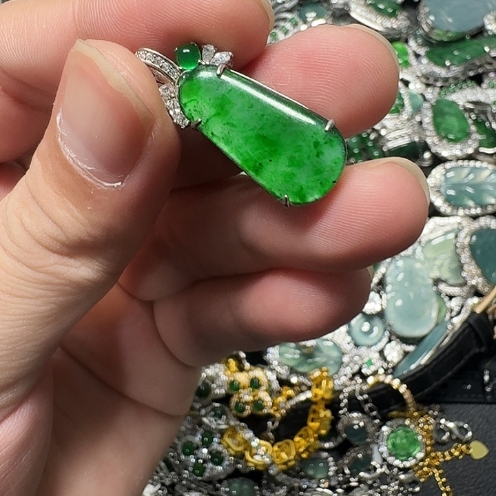 翡翠未镶嵌颈饰天然A货翡翠放漏