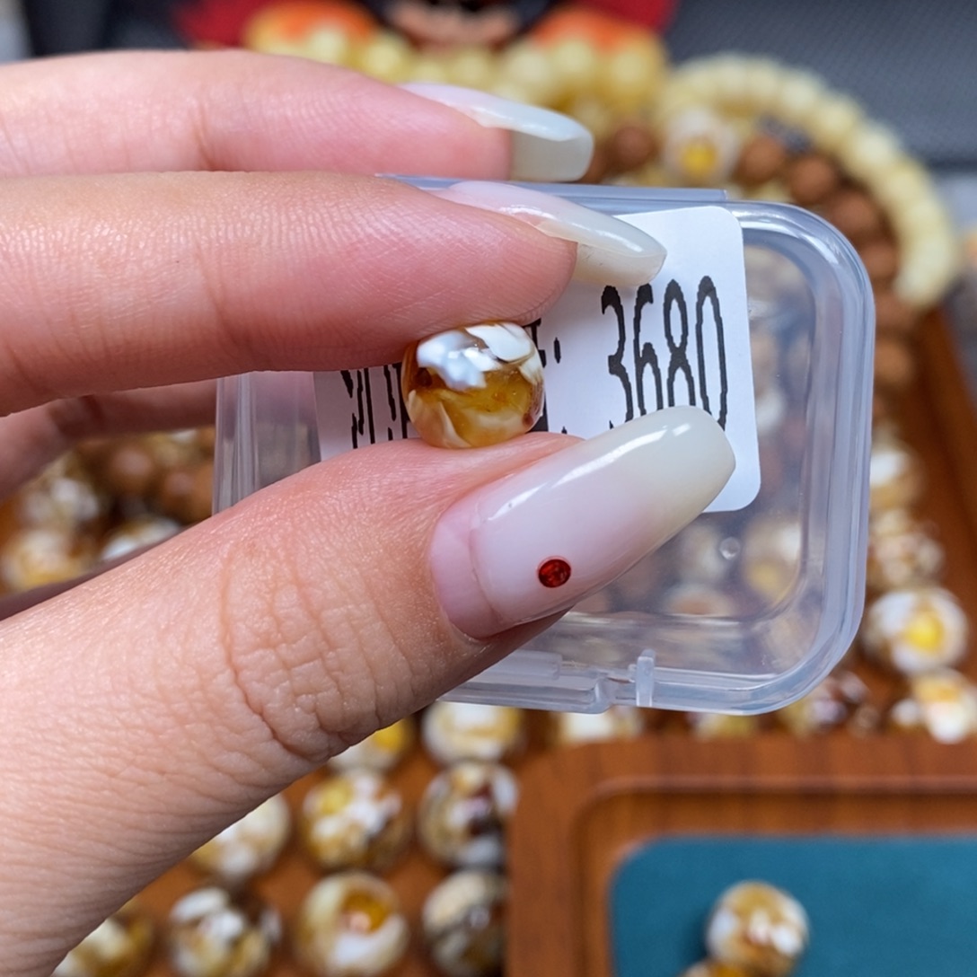 蜜蜡未镶嵌珠宝奇石3680