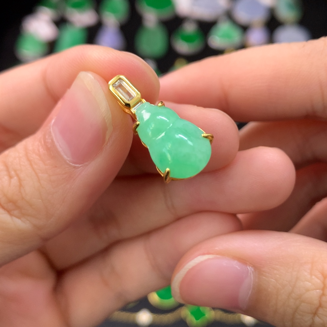 翡翠未镶嵌颈饰葫芦