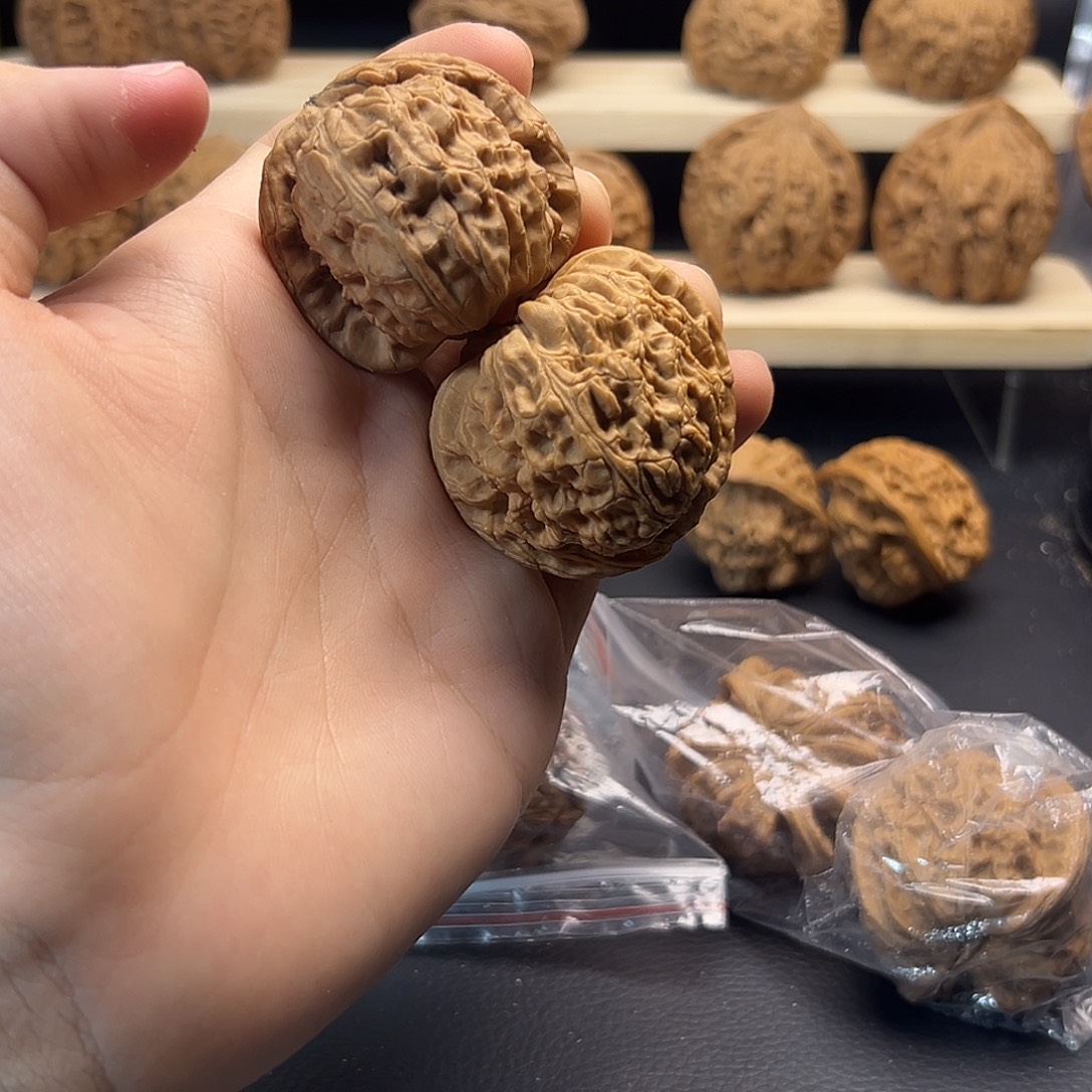 文玩核桃吊坠白南