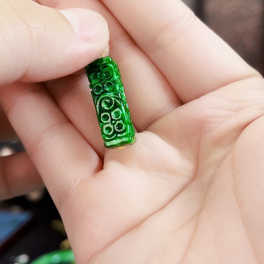 翡翠18K金镶嵌颈饰吊坠