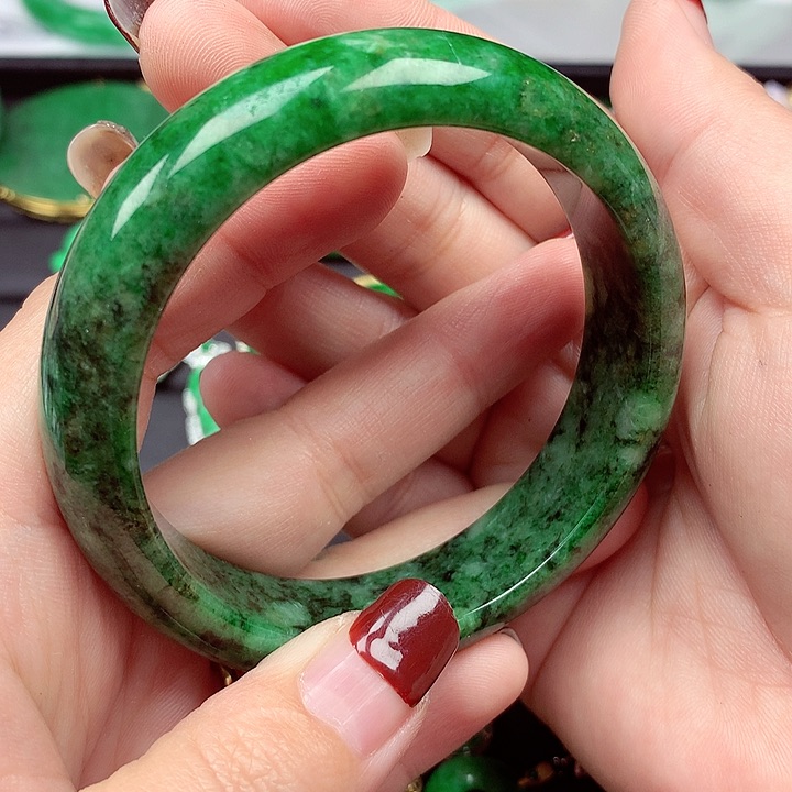 翡翠手镯未镶嵌翡翠