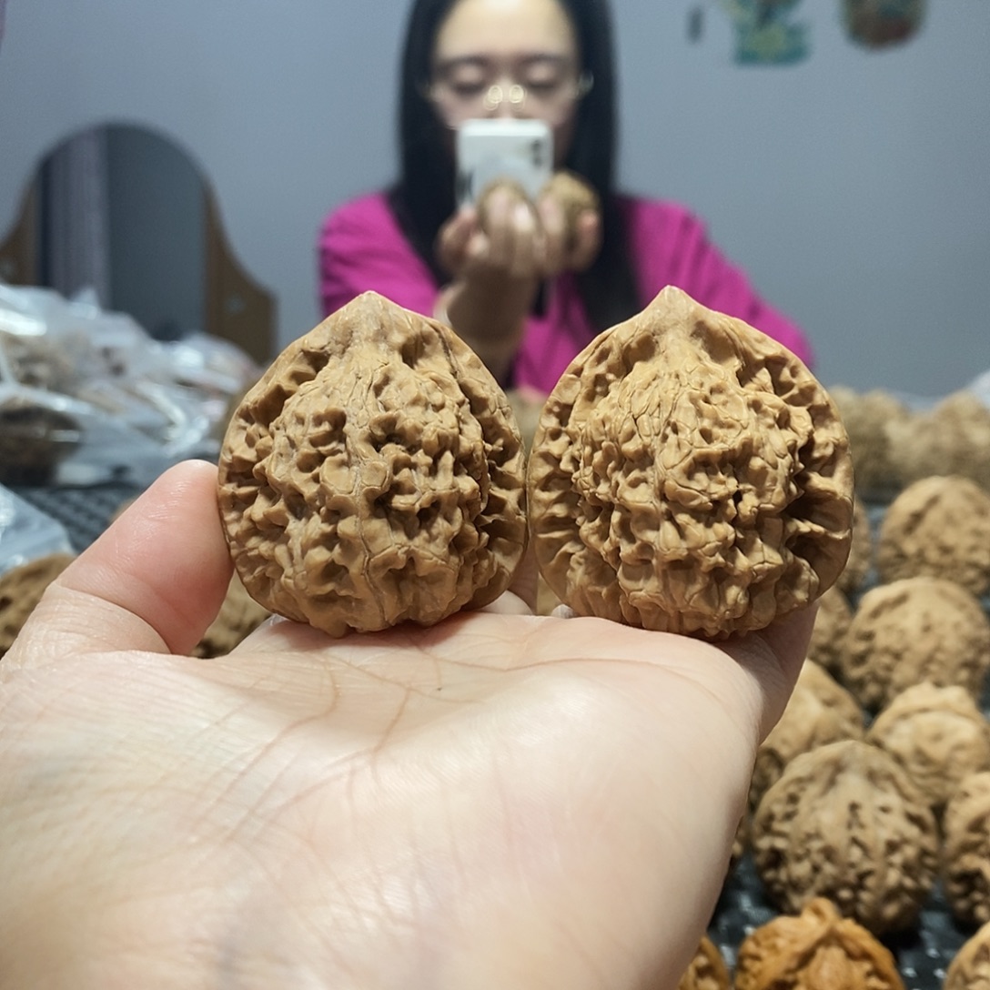 东***堂桃核吊坠    打底