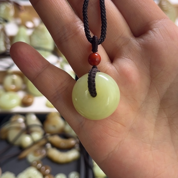 和田玉颈饰未镶嵌随*?