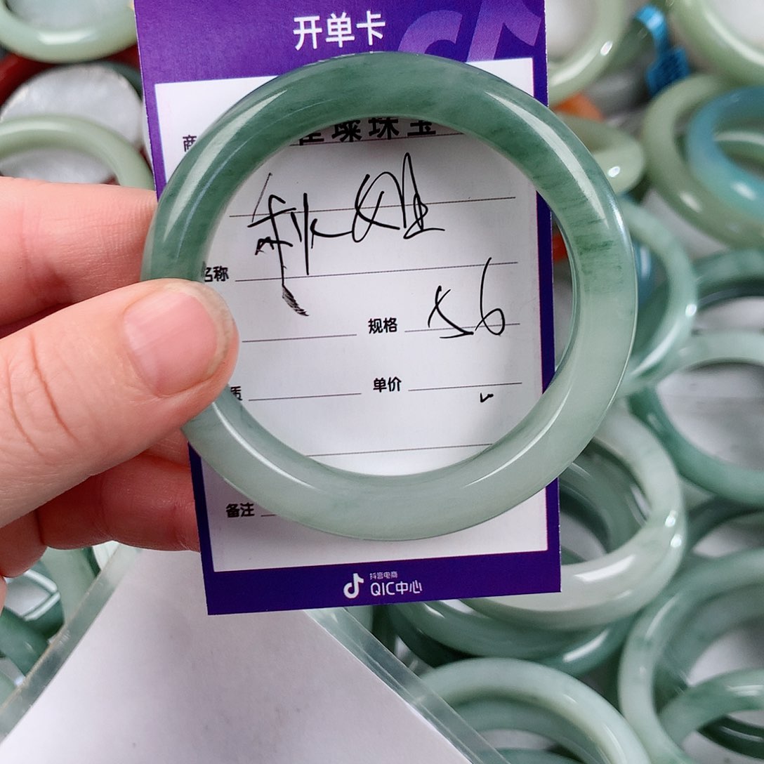 未镶嵌手镯石英质玉（金丝玉）秋*