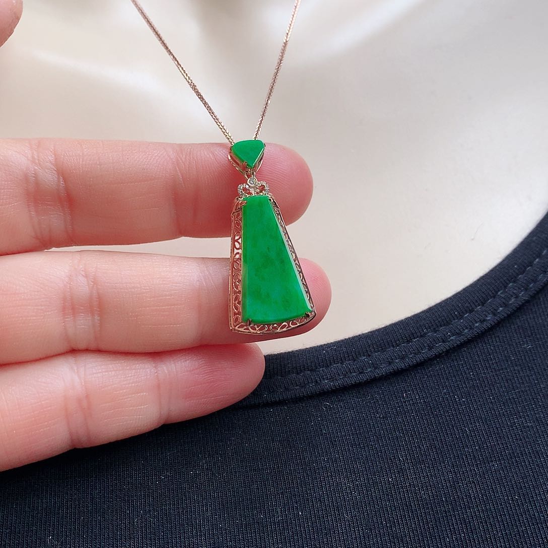 翡翠颈饰18K金镶嵌无事牌