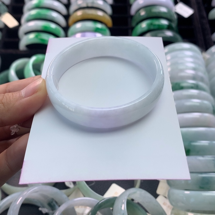 翡翠未镶嵌手镯公主