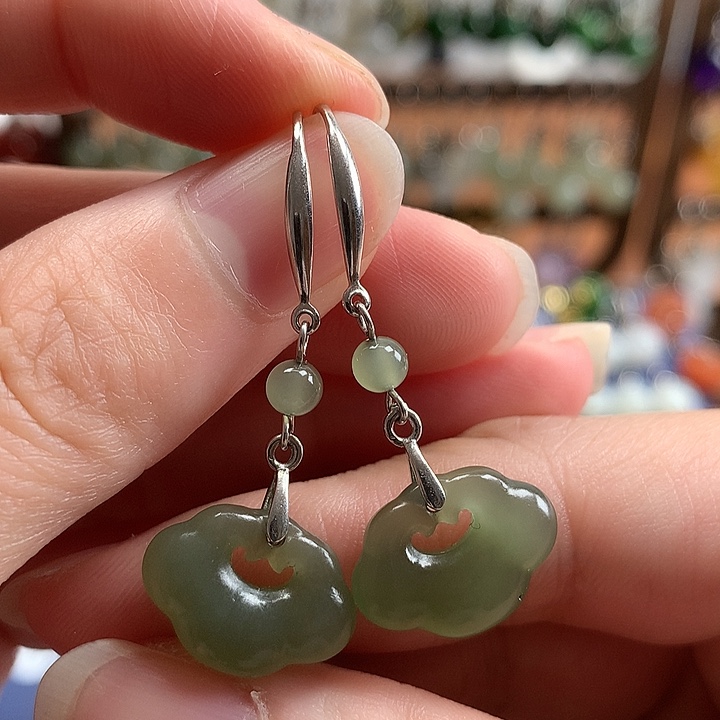 和田玉银S925镶嵌耳饰如意锁湖水绿