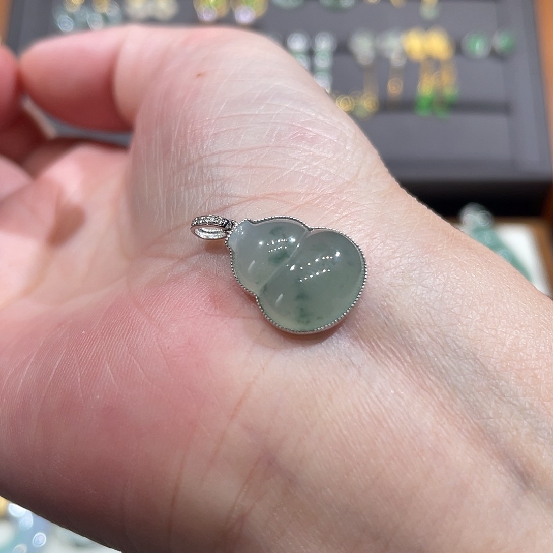 翡翠颈饰18K金镶嵌冰飘花葫芦