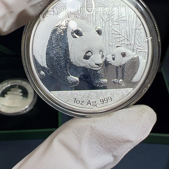 其他普通金属2011熊猫银币一个