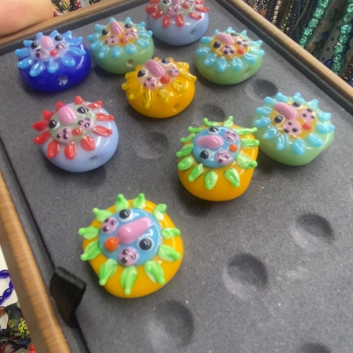 颈饰琉璃小狮子  