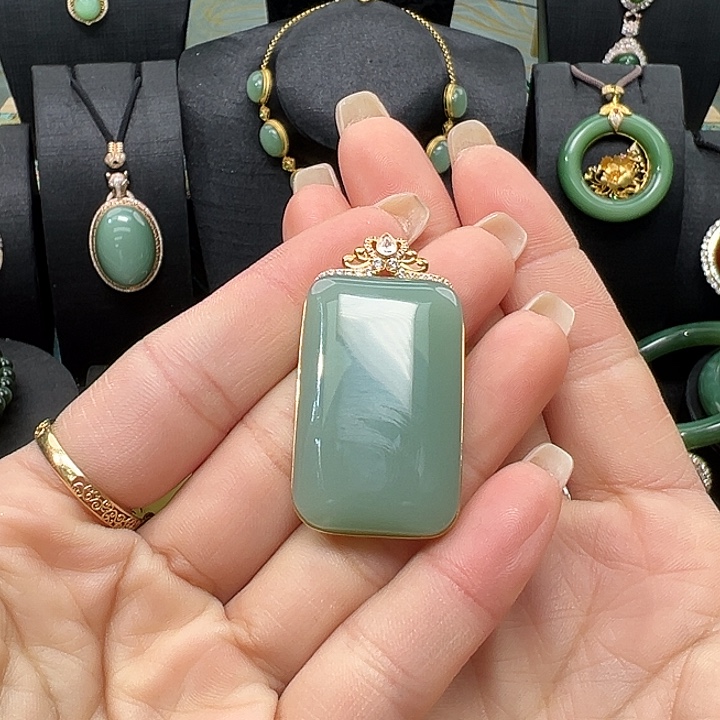 @***火和田玉18K金镶嵌颈饰