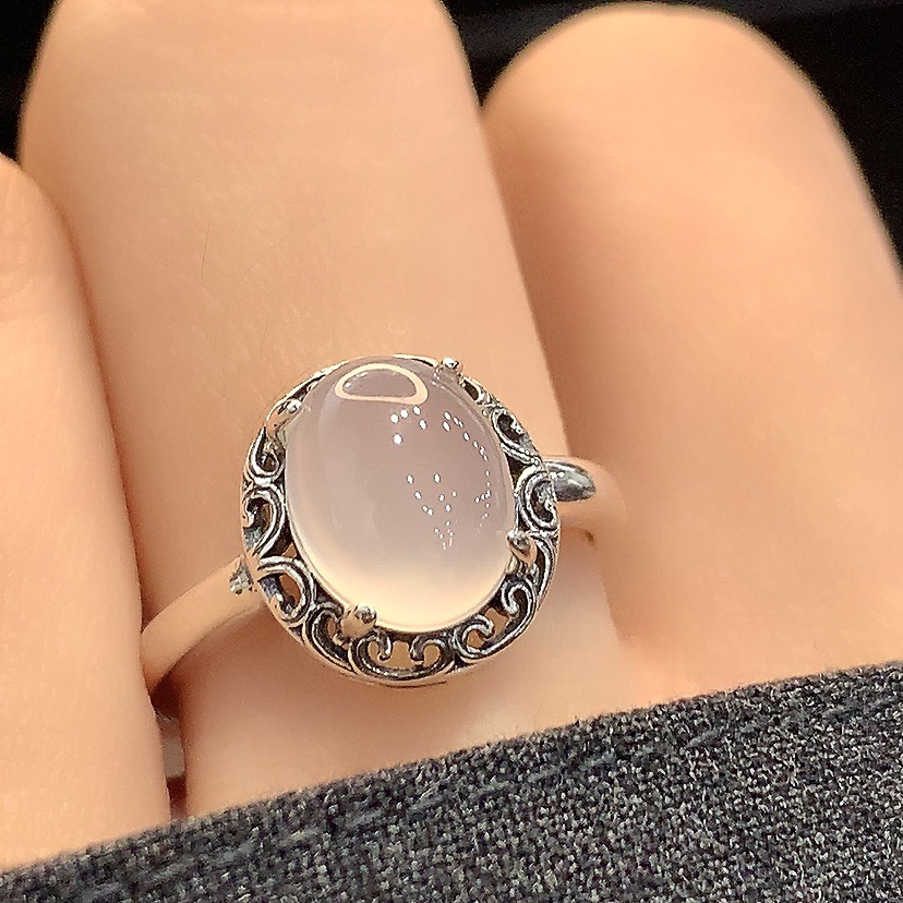 镂空唐草白色玉髓椭圆蛋面戒指