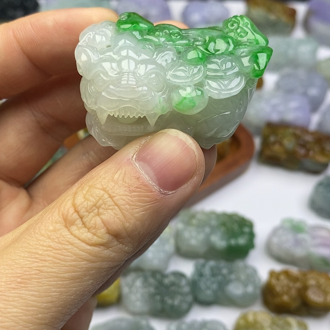 翡翠未镶嵌颈饰貔貅