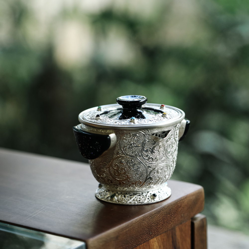 DZ0038 呆坐 | 手敲錾刻缠枝嵌百宝星河手抓壶银壶 容量：100ML