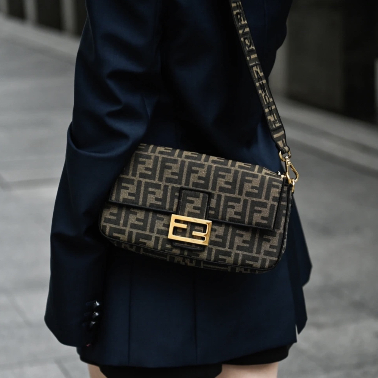 99新 FENDI/芬迪 老花法棍斜挎包/8826