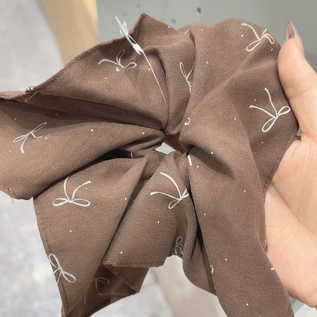 仿珍珠非金属咖色蝴蝶结方巾