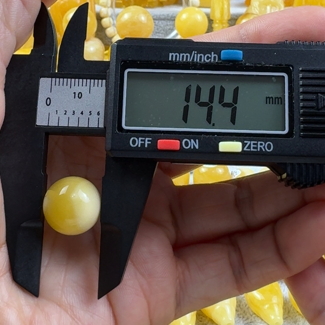 高***总蜜蜡未镶嵌裸石18杂