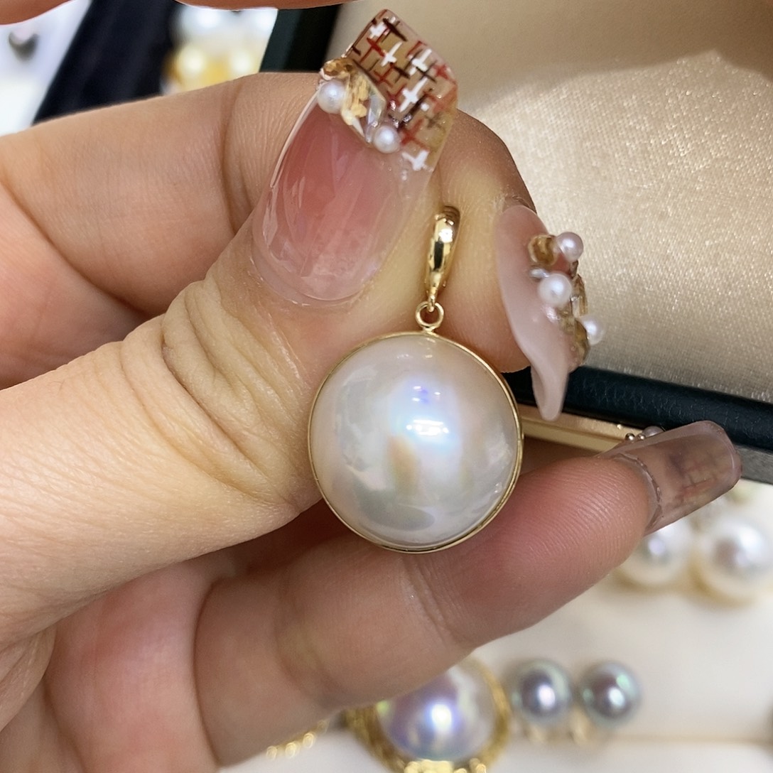 18K金镶嵌拼合珍珠（马贝珠）颈饰