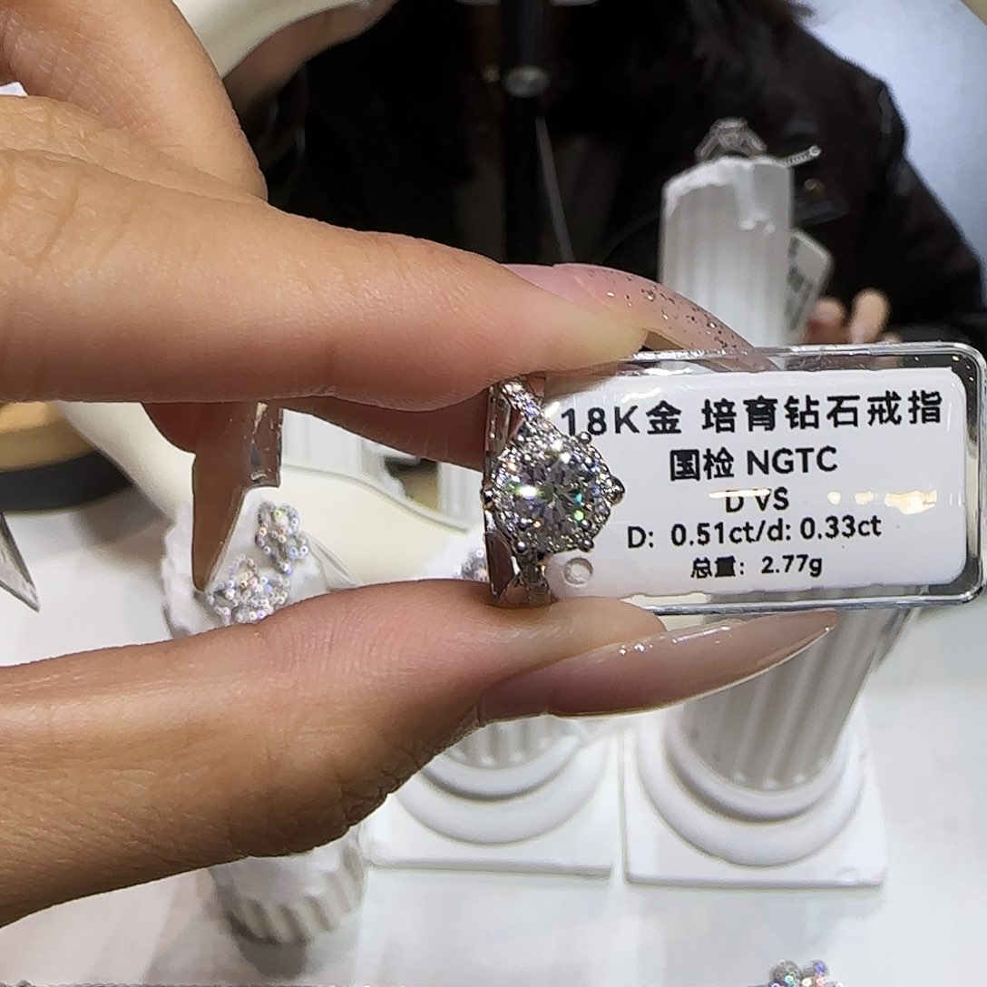 实验室培育钻石18K金镶嵌一*_王室庄园发11