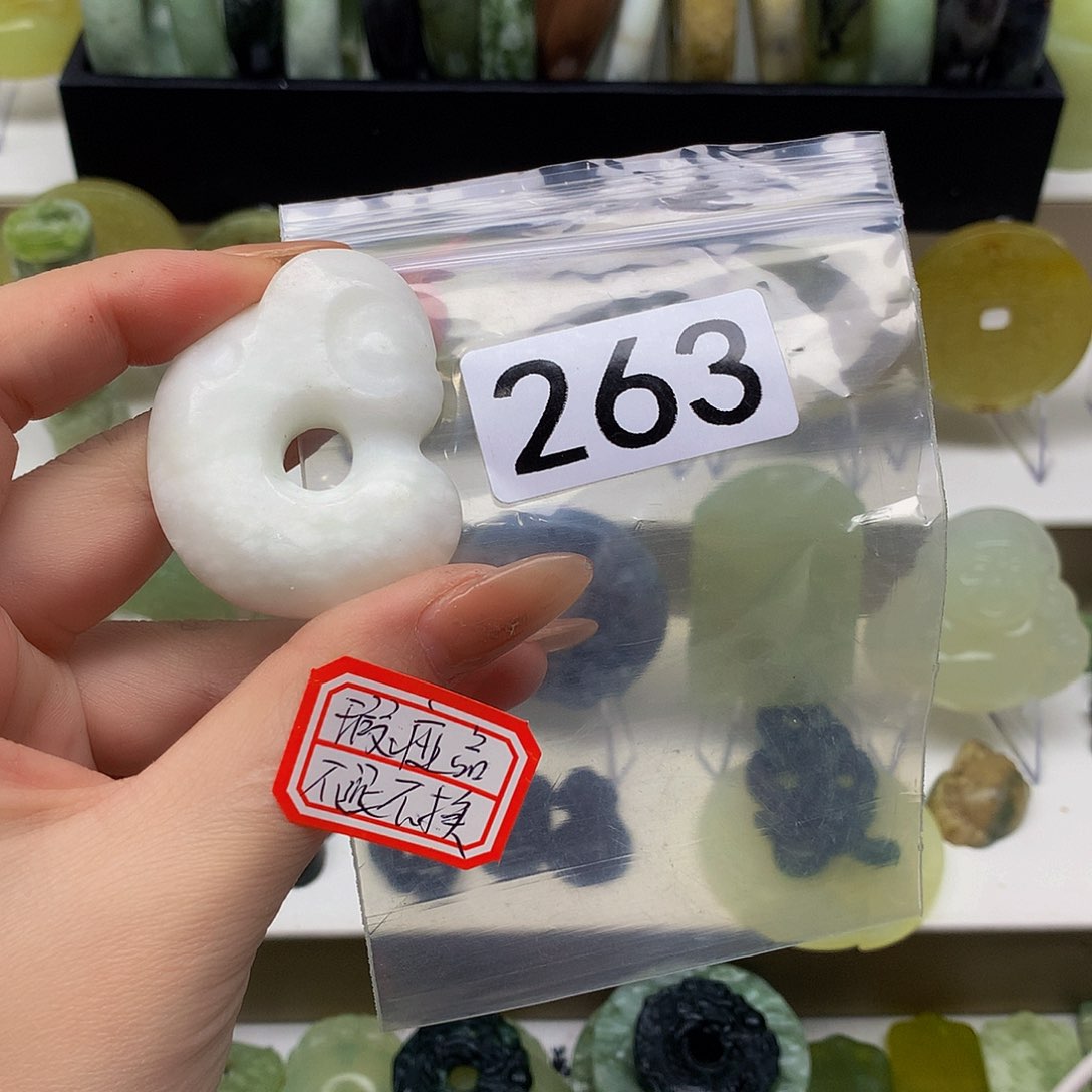 蛇纹石玉颈饰未镶嵌