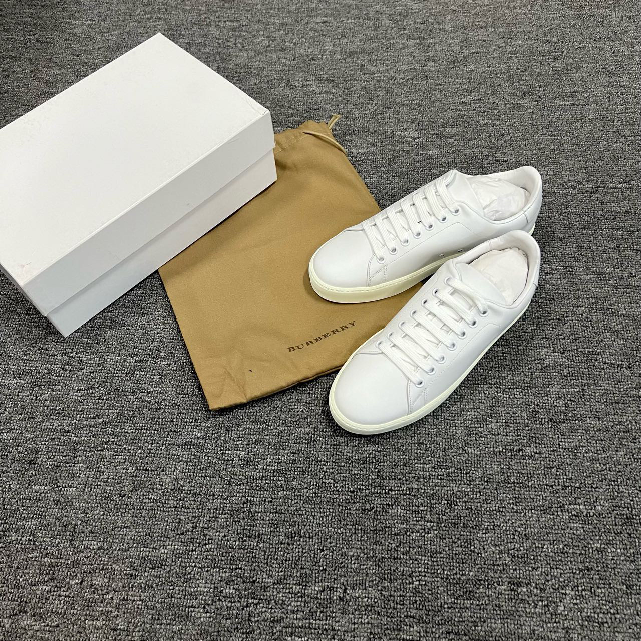 99新 BURBERRY/博柏利 白色板鞋 35码*2 36码*3 /99新/原盒防尘袋