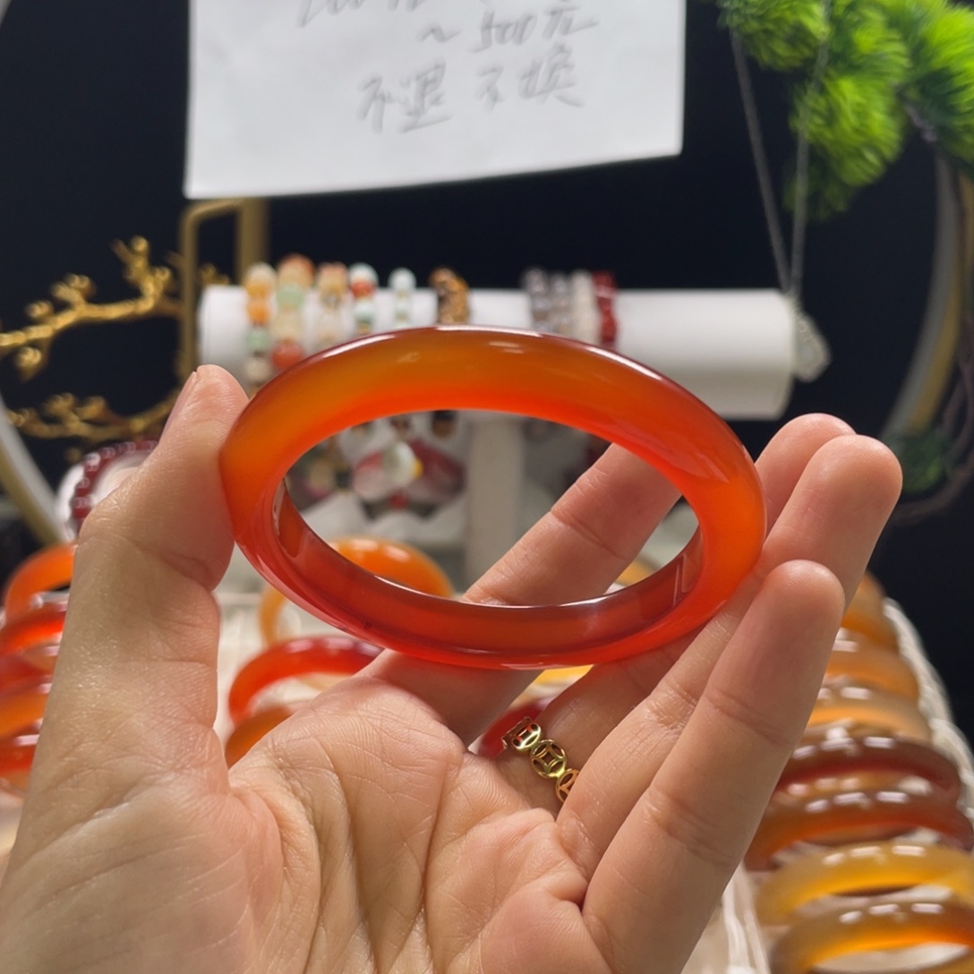 玛瑙/玉髓手镯未镶嵌马**动