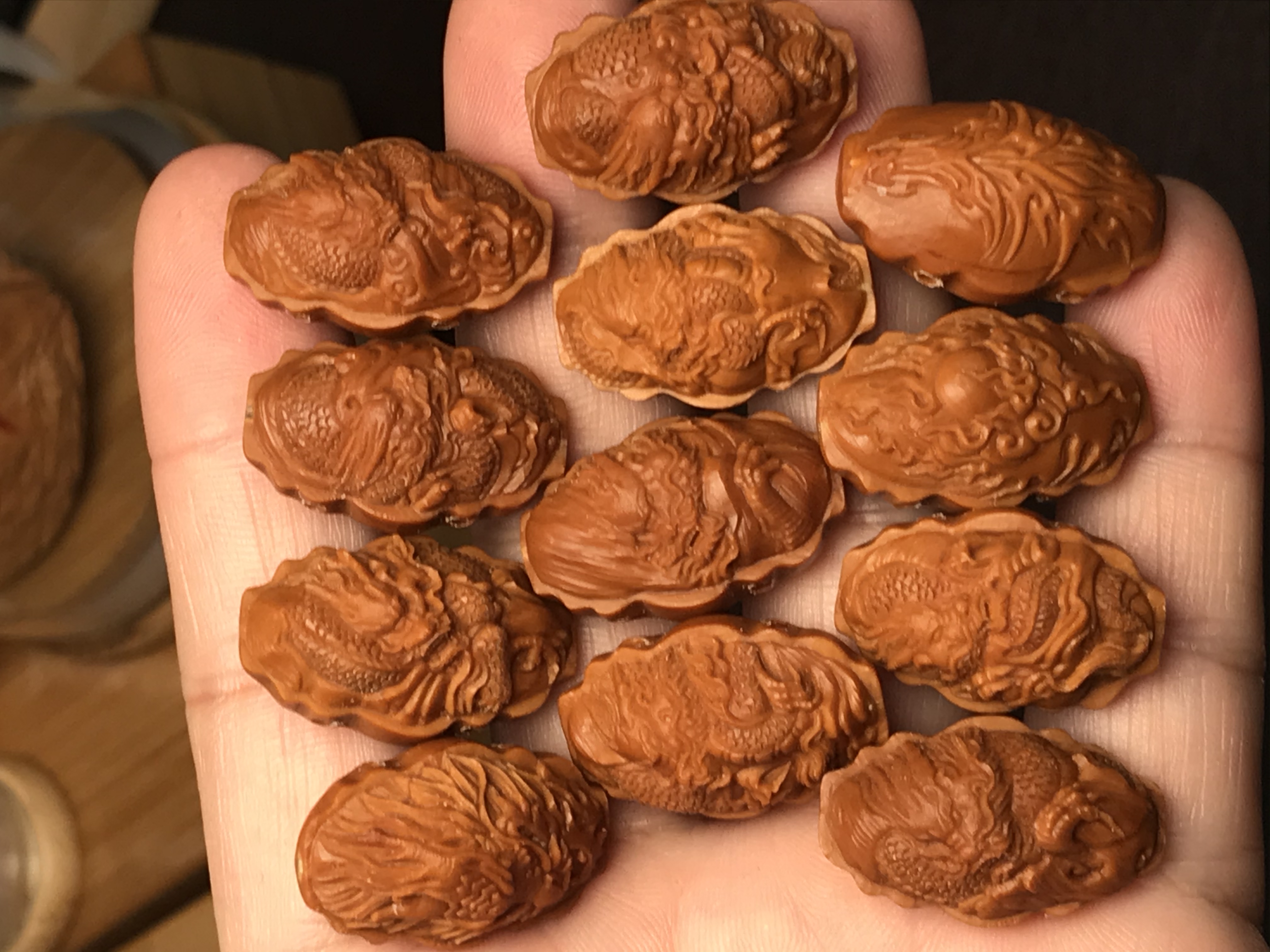 橄榄核油核雕刻龙牌