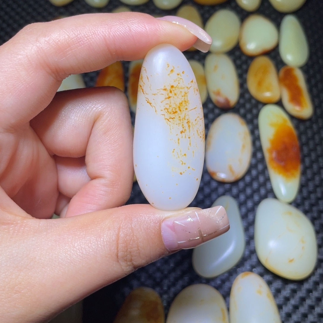 義***和田玉未镶嵌颈饰