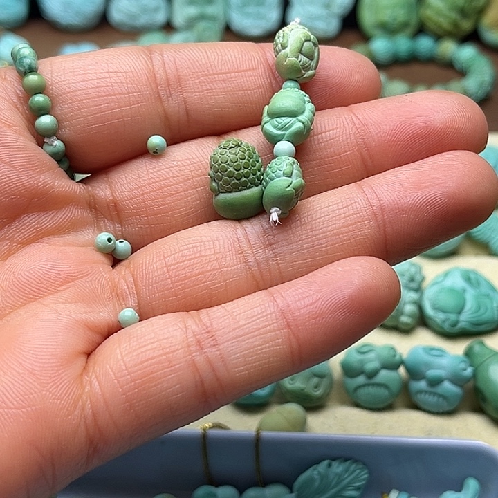 王***。绿松石未镶嵌颈饰